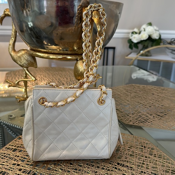 Authentic Chanel calfskin bag very good condition comes with authenticity card - Picture 5 of 9